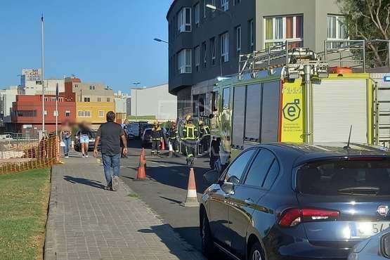 El desplazamiento de una plancha metálica deja al descubierto una peligrosa oquedad en una calle de El Calero (Telde)/TA.
